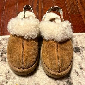 Kids UGG funkette slippers w strap - used one season